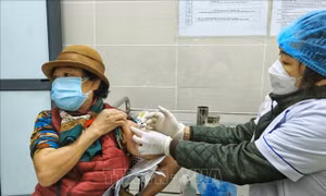  Tiêm vaccine phòng COVID-19 cho người dân. Ảnh: TTXVN