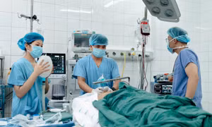 Vụ ô tô khách lao khỏi cao tốc: Nhiều nạn nhân đa chấn thương đang được cấp cứu