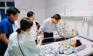Vụ lật tàu du lịch tại Hạ Long: 10 người sống sót đang được tập trung điều trị, chăm sóc