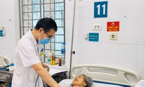 Trời nồm ẩm, nhiều trẻ em, người già nhập viện vì bệnh hô hấp