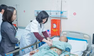 Các nạn nhân trong vụ cháy trên đường Phạm Văn Đồng đã được chuyển đến Bệnh viện Bạch Mai