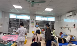 Hà Nội vào giai đoạn cao điểm dịch sốt xuất huyết, cảnh giác biến chứng nặng ở trẻ