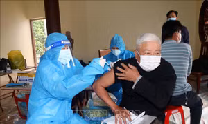 Đẩy nhanh tiêm vaccine phòng COVID-19 mũi 3. Ảnh: TTXVN.
