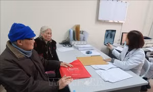 Bác sĩ hướng dẫn chăm sóc người già tránh đổ bệnh trong ngày lạnh