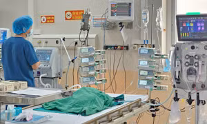 Bé 1 tuổi mắc tay chân miệng thể tối cấp được cứu sống nhờ lọc máu liên tục