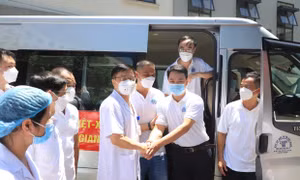 Các chiến sĩ áo trắng tiếp tục lên đường đi chống dịch