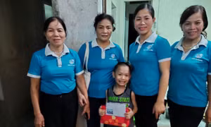 Những người mẹ đỡ đầu nâng bước cho trẻ mồ côi
