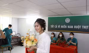 Đám cưới 'online' đặc biệt của nữ điều dưỡng đang đi chống dịch COVID-19