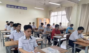 Thí sinh ổn định tại phòng thi, bắt đầu làm bài thi Ngữ văn tốt nghiệp THPT