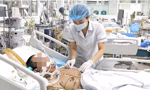 Người đàn ông biến chứng nguy kịch do lây thủy đậu từ con