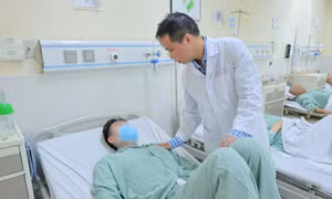 Kỳ diệu ca cắt quả thận bị dập nát ra ngoài xử lý tổn thương, rồi ghép lại thành công