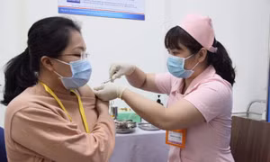 15 tình nguyện viên tiếp theo được tiêm thử nghiệm vaccine COVIVAC
