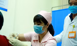 Sáng 15/3, có 6 người đầu tiên được tiêm thử nghiệm vaccine COVIVAC phòng COVID-19 