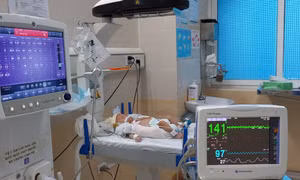 Bé sơ sinh nhiễm khuẩn huyết, hạ đường máu vì mắc rối loạn chuyển hóa axit béo