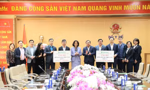 Bộ Y tế tiếp nhận ủng hộ hóa chất khử khuẩn nước cho đồng bào vùng lũ
