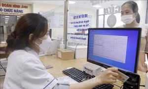 Người dân làm thủ tục khám chữa bệnh bằng BHYT