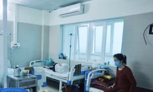 Tăng số ca COVID-19 tử vong và diễn biến nặng, nguy cơ bùng dịch sau nghỉ lễ