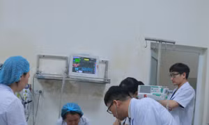 Đêm Giao thừa, các y bác sĩ vẫn miệt mài làm việc, cứu người