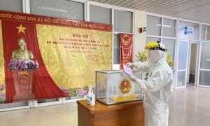 Hình ảnh bầu cử giữa nơi tâm dịch Bệnh viện K
