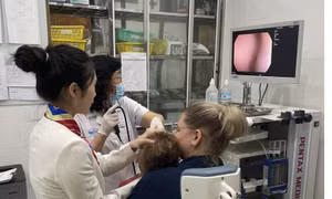 Bác sĩ chỉ ra những sai lầm khi lấy ráy tai cho trẻ