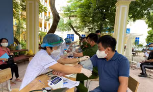 Vì sao nhiều người khi đi tiêm vaccine COVID-19 lại tăng huyết áp đột ngột?