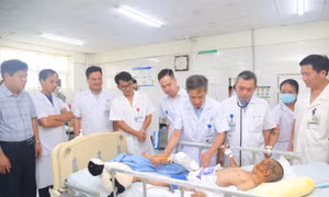 Y bác sĩ Bệnh viện Việt Đức mang theo 100 đơn vị máu lên Lào Cai hỗ trợ cứu nạn 