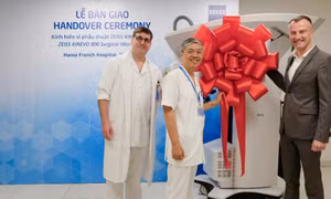 Bệnh viện đầu tiên ở miền Bắc trang bị hệ thống kính vi phẫu ZEISS KINEVO 900 hiện đại 