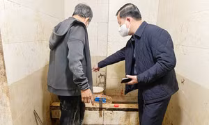 Xử phạt 2 công ty thực phẩm sử dụng dầu chiên đen kịt, dụng cụ cáu bẩn