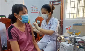Xuất hiện nhiều người tái mắc COVID-19, tiêm vaccine vẫn rất cần thiết