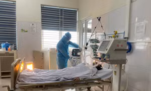 Lời nhắn nhủ năm mới của các y, bác sĩ nơi tâm dịch nóng nhất