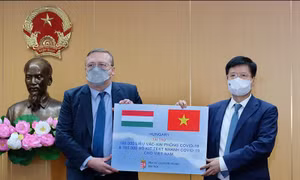 Việt Nam tiếp nhận 100.000 liều vaccine COVID-19 từ Chính phủ Hungary