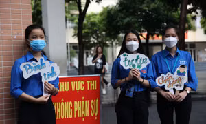 Áo xanh tình nguyện tiếp sức thí sinh