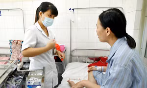 Dùng thuốc gì, bù điện giải như thế nào mới đúng khi bị sốt xuất huyết?