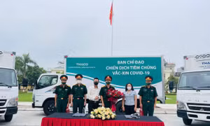 Bàn giao xe lạnh vận chuyển vaccine phục vụ chiến dịch tiêm vaccine COVID-19