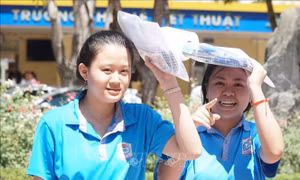 Bác sĩ hướng dẫn bảo vệ sức khỏe cho các sĩ tử trong ngày nắng nóng