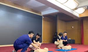 Bác sĩ Bệnh viện Bạch Mai hướng dẫn cách cấp cứu hồi sinh tim, phổi