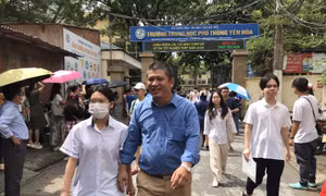 Phụ huynh phấn khởi đón các 'sĩ tử' hoàn thành môn thi đầu tiên