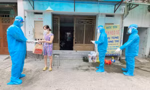 Tự 'kê đơn', F0 đánh cược với sức khoẻ