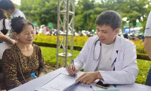Người dân được thăm khám sức khỏe trong Ngày Dinh dưỡng cộng đồng Việt Nam