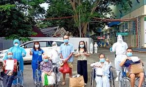 Cụ bà 92 tuổi chiến thắng COVID-19, khoẻ mạnh về nhà