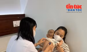Nhiều trẻ sốt cao khó hạ, phải nhập viện vì mắc COVID-19