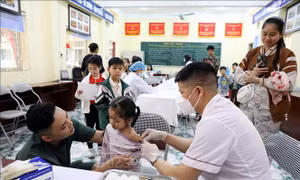 Tiêm phủ vaccine để phòng sởi lan rộng
