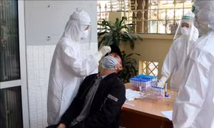 Lấy mẫu xét nghiệm SARS-CoV-2 cho hàng trăm lái xe tải ở Hải Dương
