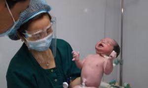 Những em bé 'trâu vàng' chào đời vào khoảnh khắc giao thừa