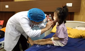 Nắng nóng, cha mẹ cần làm gì để trẻ không bị ốm