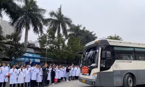 Chuyến xe về quê ăn Tết ấm lòng người bệnh nghèo