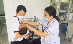 Phát động Chiến dịch 'Bảo vệ bé từ những bước đầu tiên' kêu gọi cho trẻ đi uống đủ 2 liều vaccine Rota 