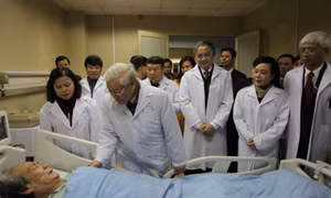 Cán bộ y tế Bệnh viện Hữu nghị ôn lại những kỷ niệm với Tổng Bí thư Nguyễn Phú Trọng
