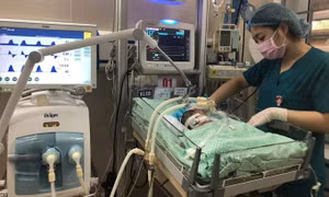 Tìm phương án tốt nhất điều trị cho bé sơ sinh bị bỏ rơi ở hố ga 
