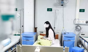 Sử dụng bóng cười liên tục, cô gái 23 tuổi bị liệt yếu tứ chi